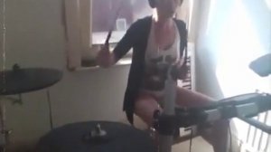 Девушка-барабанщик.