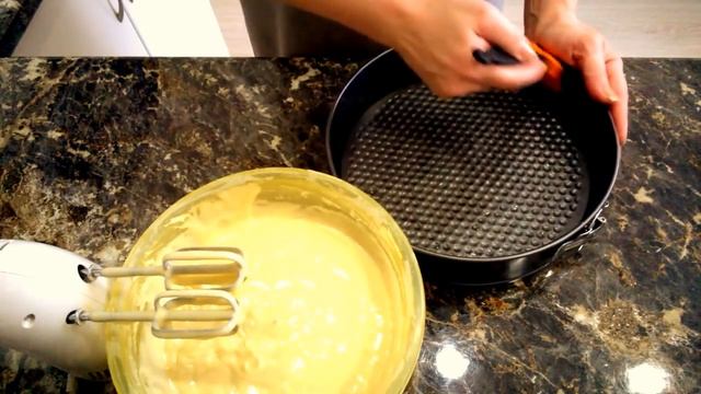 Пирог с вареньем на скорую руку. Сладкий пирог к чаю. Бисквит с вареньем внутри. смотреть онлайн