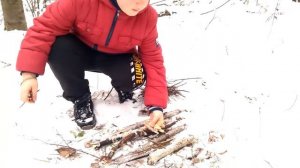 Как развести костер в зимнем лесу!