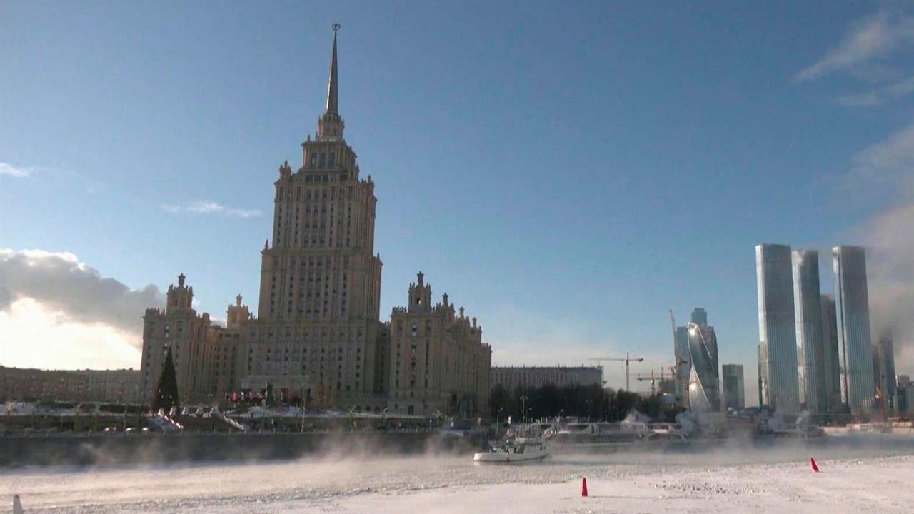 Снегопады и сильный ветер парализовали движение по трассам сразу в нескольких регионах