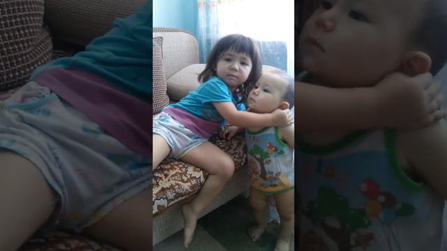 Малыш описался, а сестра защищает его. смотреть онлайн