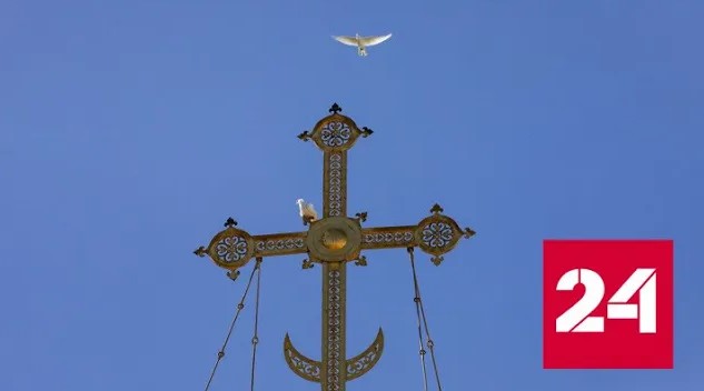 Патриарх Кирилл на Благовещение выпустил в небо белых голубей - Россия 24 