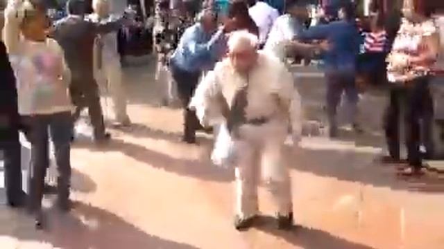 Дедушка танцует брейк смотреть онлайн