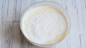 Шарлотка с творогом и яблоками в духовке