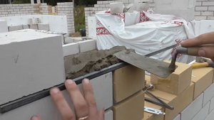 Обрамление окна цветным кирпичём с помощью гибких связей. Дача в заволжье - 21 серия.
