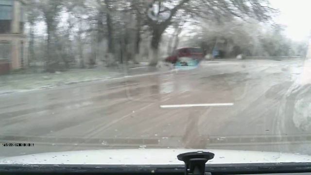 Крым. г.Саки. Снегопад, метель этой зимой. На дорогу упало огромное дерево. смотреть онлайн