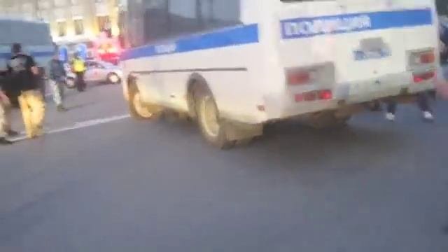 Как полиция избивает беззащитных людей