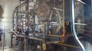 Бьют часы на Думской башне.