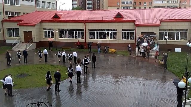 Выпускники танцуют вальс под дождем смотреть онлайн