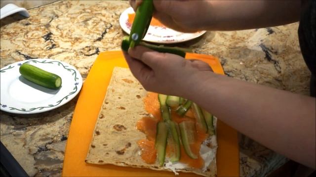 Роллы из лаваша с лососем - Salmon rolls with lavash смотреть онлайн