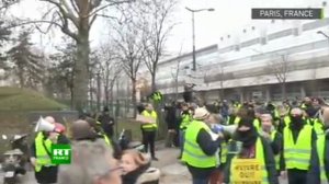 des Gilets jaunes rassemblés devant les locaux de BFM-TV