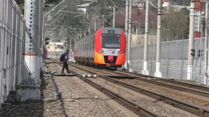 Встречные электропоезда ЭС1-046 и ЭС1-018 Ласточка  на перегоне Адлер - Хоста Сочи СКЖД РЖД