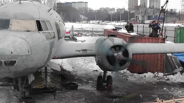 Первый запуск левого двигателя ИЛ-14 в Тушино.mpg смотреть онлайн