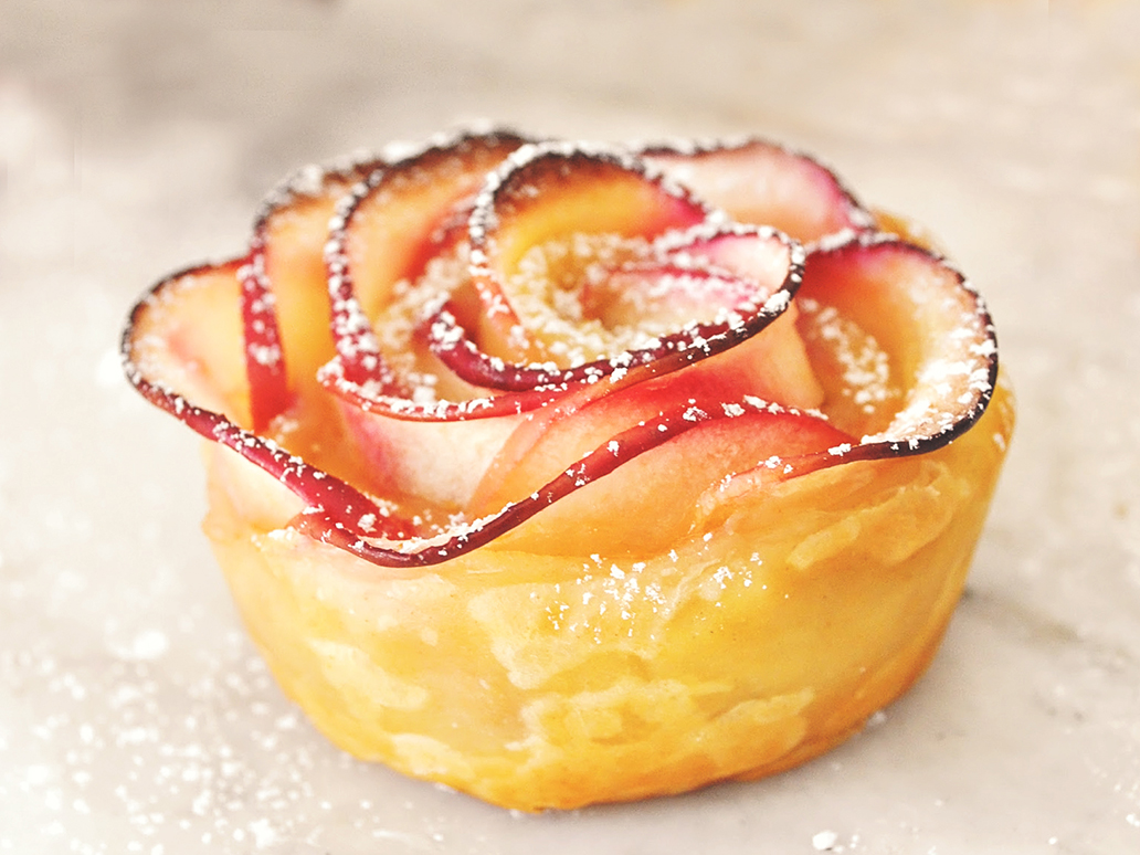 Открытый пирог с розами из яблок