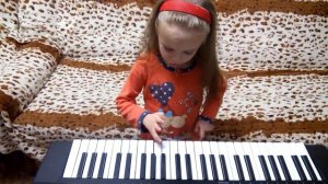 Дети играют на пианино, на синтезаторе.  Ярославе 4 годика, учим, играем на синтезаторе