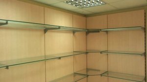 стеллажи для магазина с стеклянными полками