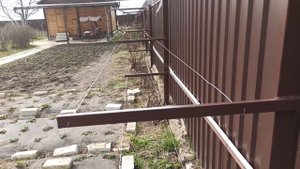 F образная опора к забору для винограда, ежевики, лимонника и не только.