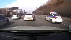 Погоня ментов за авто в  Корее лопатой по стеклу