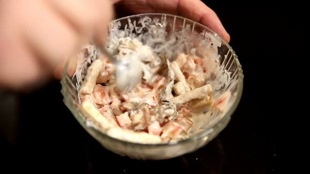 Шпроты | Салат со шпротами, помидорами и сухариками