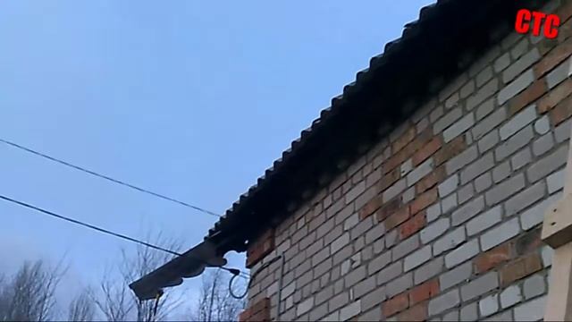 Меняем старую кровлю / Демонтаж шифера / Стелим профнастил  2-этажного дачного котеджа (ноябрь 2017
