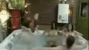 Обосралась в бассейне