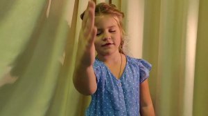 Стихотворение ко Дню Матери, читают дети.