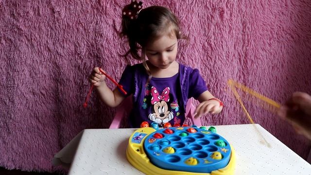 Кто поймает больше рыб ? Рыбалка . Настольная игра . Alisa Like TV . Видео для детей смотреть онлайн