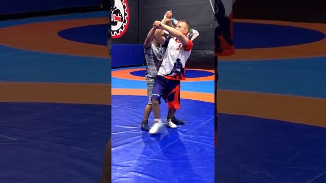 НАШУМЕВШАЯ В СВОЕ ВРЕМЯ КОЧЕРГА НА ДВЕ РУКИ?? #вольнаяборьба смотреть онлайн