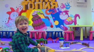 Детская железная дорога BRIO. Видео про паровозики для малышей.