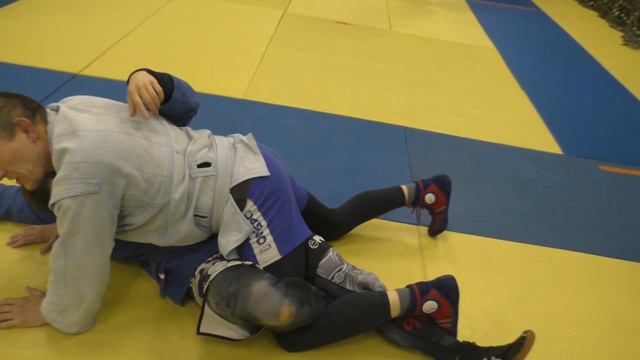 Как сделать скрутку шеи с контролем ногой из положения со стороны ног,одна нога захвачена сопернико смотреть онлайн