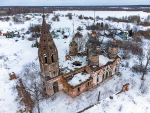 Заброшенная церковь Воскресения Христова в селе Остров, Ярославская область