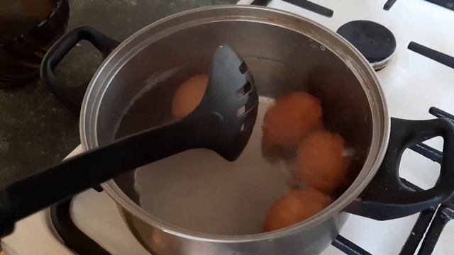 Очищаем Яйца от Скорлупы за 10 секунд. Объясняю как быстро очистить для салата яйца. смотреть онлайн