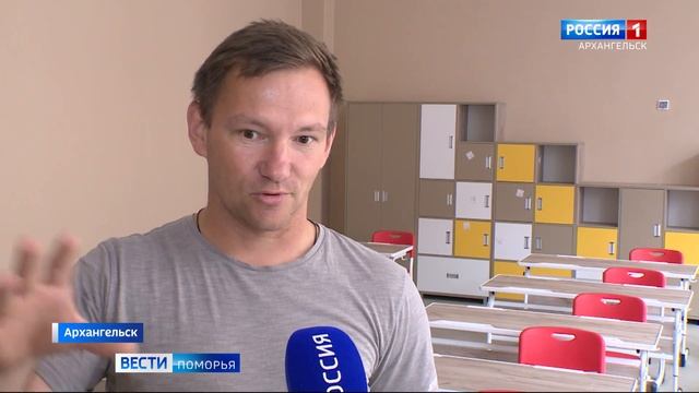 В седьмой школе Архангельска художник занимается оформлением стен