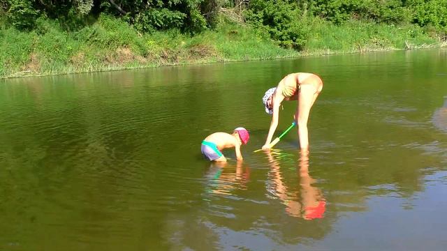 Водные помповые пистолеты Игрушечное водное оружие Обзор оружия на речке Видео для детей смотреть онлайн
