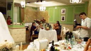 Подружка невесты поёт на свадьбе.