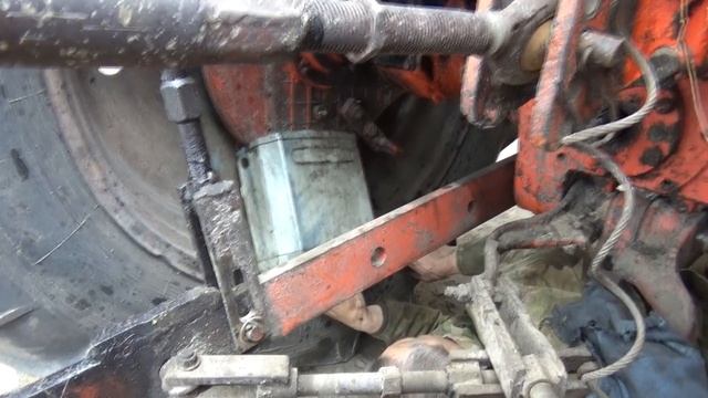 Ремонт трактора Т-40 АМ ч № 6 , сливаем масло с агрегатов.