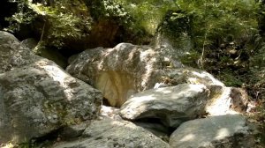 классика Пилио: платаны в чаще, огромные камни, водопадик, каменная кладка стен