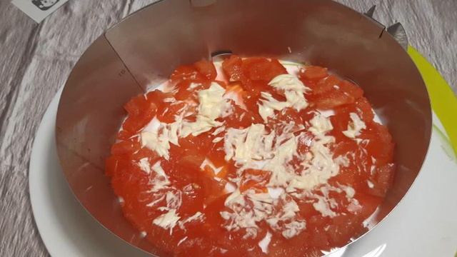 Слоеный салат Коррида с кукурузой, крабовыми палочками и сухариками
