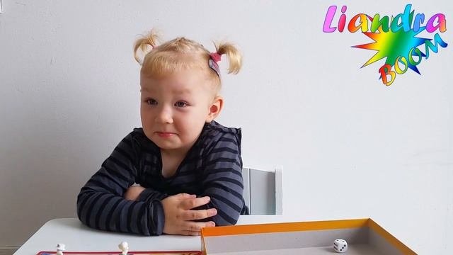 С Лиандрой играем в настольную игру 