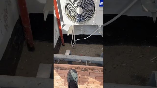 Установка кондиционеров в шахту методом промышленного альпинизма. смотреть онлайн