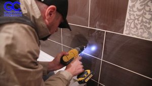 Монтаж душевой кабины из стеклянных перегородок под заказ