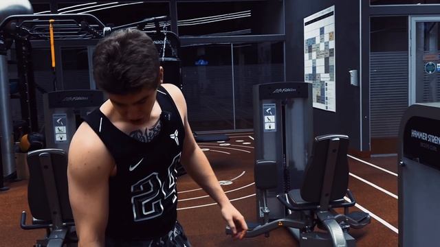 РАЗРЫВНАЯ ТРЕНИРОВКА НОГ | ЧУТЬ НЕ СОРВАЛ СПИНУ смотреть онлайн