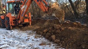 Экскаватор погрузчик Fiat Kobelco B200 закапывает траншею в Калуге