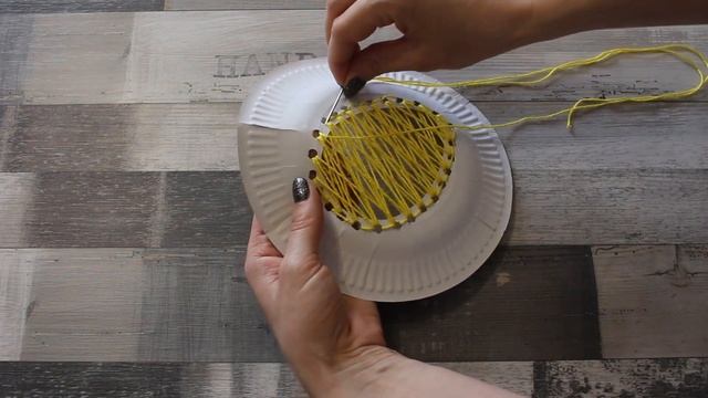 Весенние поделки своими руками.Цыпленок из ниток и бумажной тарелки. Crafts for Easter. смотреть онлайн