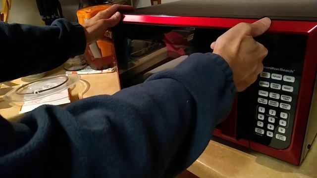 Unbox & Demo 900 Watt Hamilton Beach Stainless Steel 0.9 Cu. Ft. Red Microwave Oven # P90D23AL-WRR смотреть онлайн