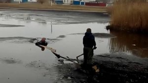 мужик тонет в болоте