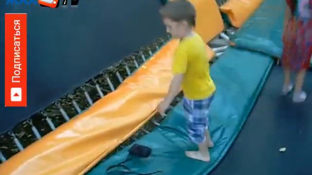 Макс прыгает на батуте с отцом смотреть онлайн