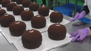 Шоколадная бомба! Шоколадный торт с гигантским орехом / Korean Food Factory