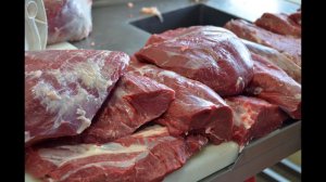 Обвалка мяса в колбасном цехе. ЭкоФерма Горчичная Поляна