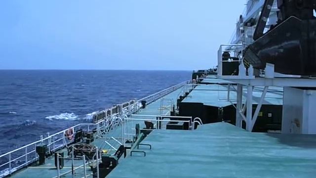 Морская картинка. Контейнеровоз. Матросы, перекур. Подтрапная сетка. смотреть онлайн